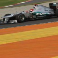 Michael Schumacher pilota su Mercedes W03 en los libres