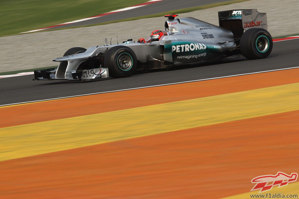 Michael Schumacher pilota su Mercedes W03 en los libres