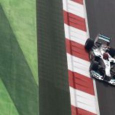 Michael Schumacher pilotando su W03 en el circuito de Buddh