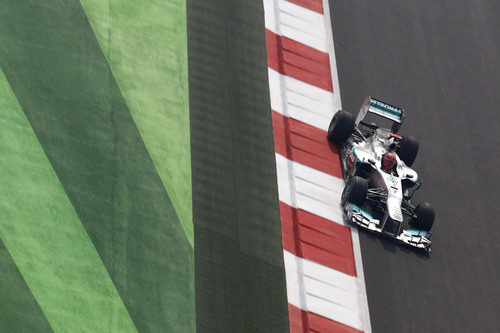 Michael Schumacher pilotando su W03 en el circuito de Buddh