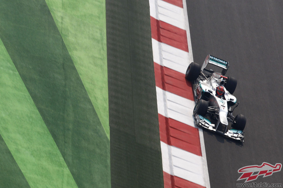 Michael Schumacher pilotando su W03 en el circuito de Buddh