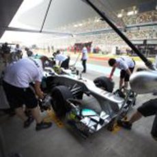 Nico Rosberg regresa a boxes con su Mercedes W03