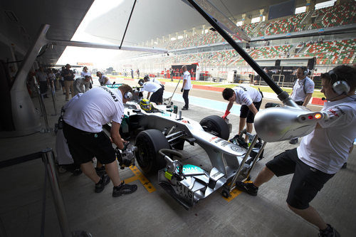 Nico Rosberg regresa a boxes con su Mercedes W03