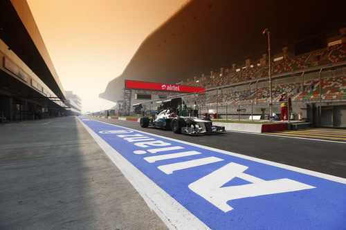 Michael Schumacher saliendo del pit-lane del circuito de India