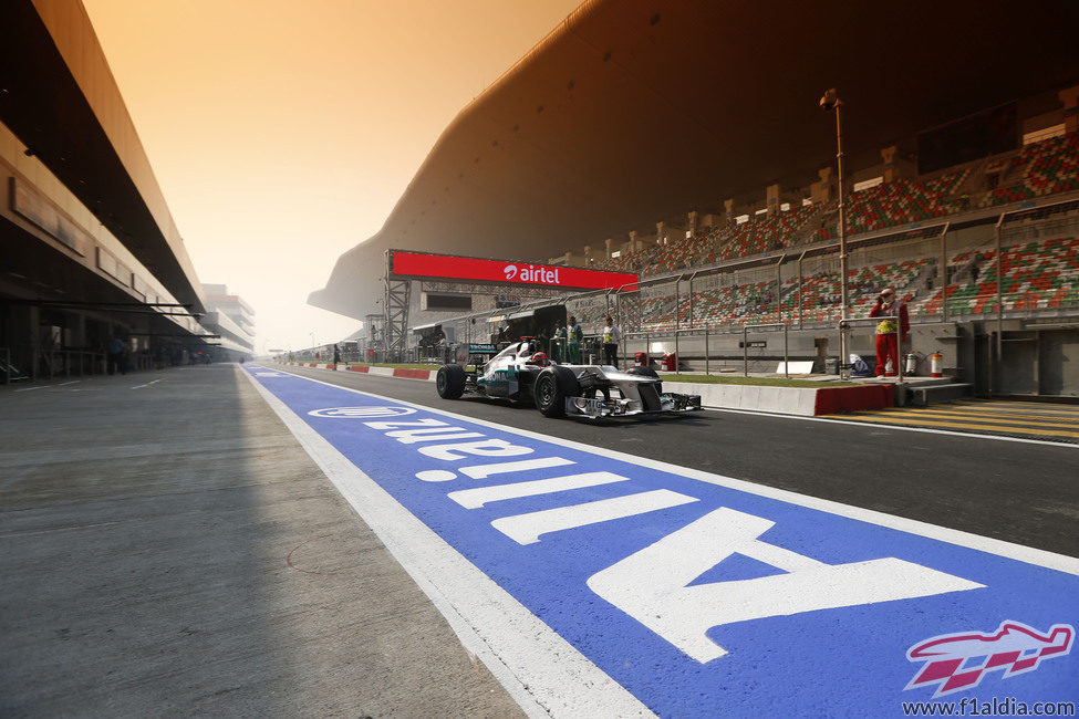 Michael Schumacher saliendo del pit-lane del circuito de India
