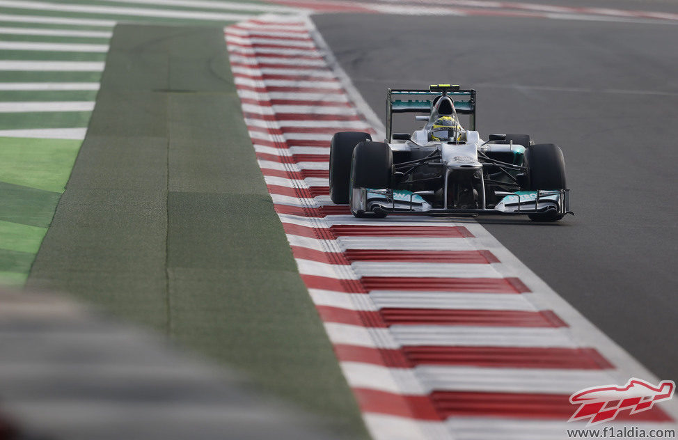 Nico Rosberg pilota con el DRS de su Mercedes abierto en los libres