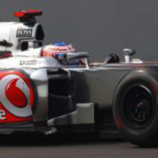 Jenson Button pone a punto su MP4-27 en India