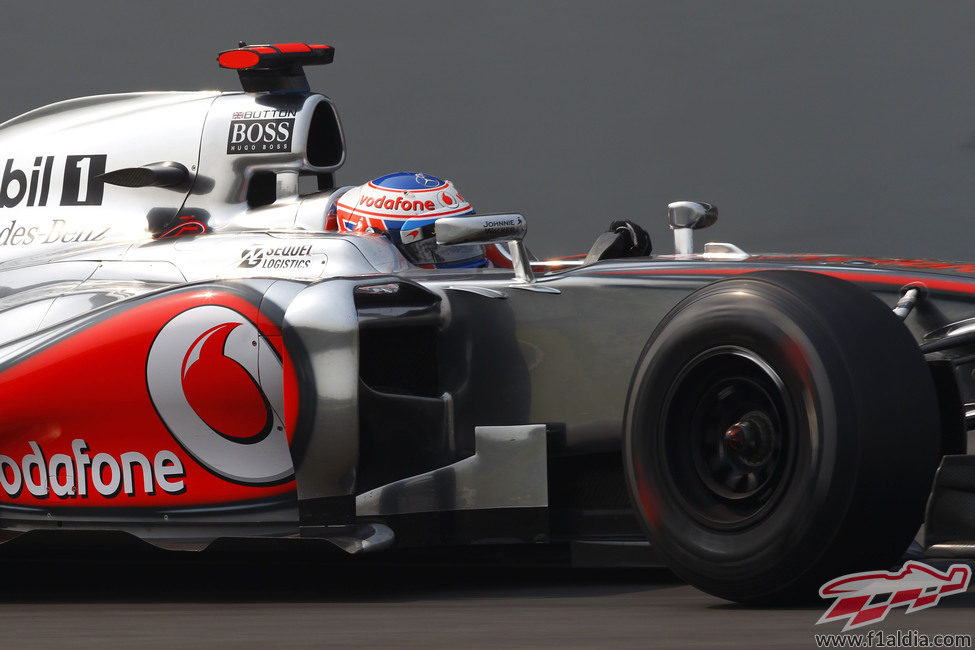 Jenson Button pone a punto su MP4-27 en India