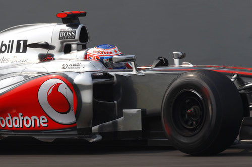 Jenson Button pone a punto su MP4-27 en India