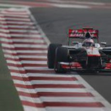 Jenson Button afronta una recta en el circuito de Buddh