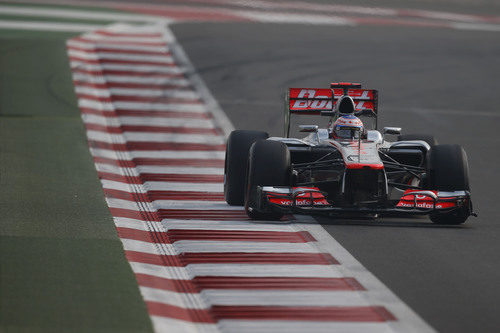 Jenson Button afronta una recta en el circuito de Buddh