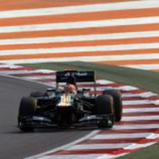 Heikki Kovalainen sale de una curva en India