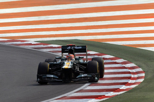 Heikki Kovalainen sale de una curva en India