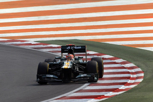 Heikki Kovalainen sale de una curva en India