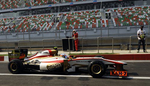 Narain Karthikeyan pasa por el pitlane en India