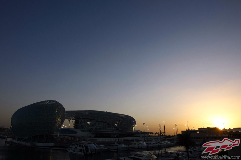 Cae el sol en la pista de Abu Dabi