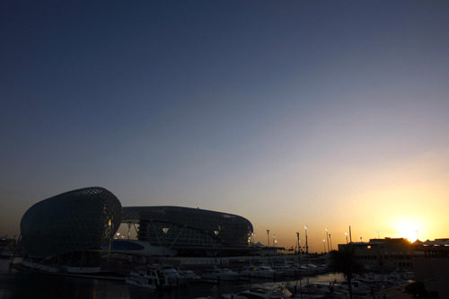 Cae el sol en la pista de Abu Dabi