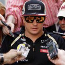 Kimi Räikkönen rodeado de periodistas en Abu Dabi 2012