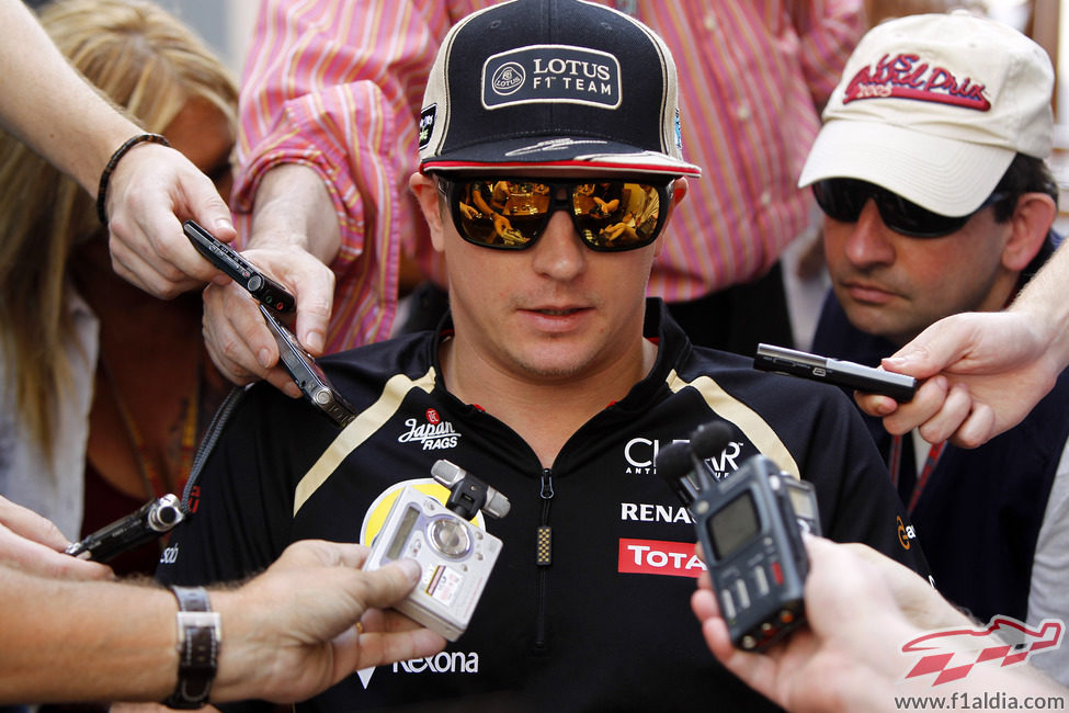 Kimi Räikkönen rodeado de periodistas en Abu Dabi 2012