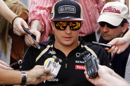 Kimi Räikkönen rodeado de periodistas en Abu Dabi 2012