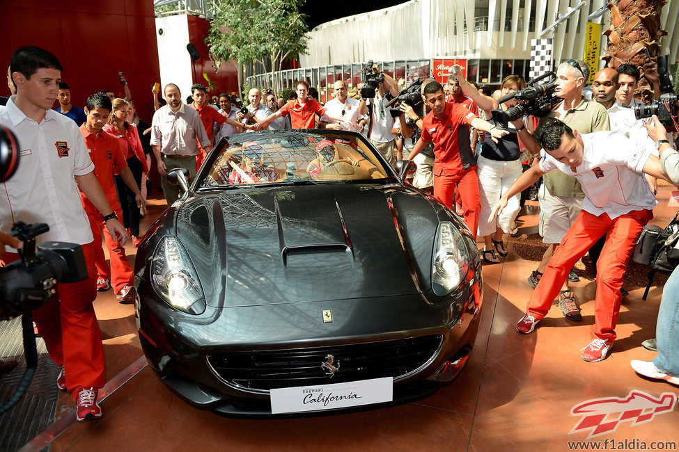 Alonso y Massa en un Ferrari California en Abu Dabi