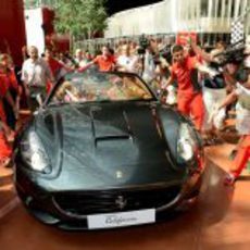 Alonso y Massa en un Ferrari California en Abu Dabi