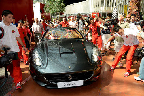 Alonso y Massa en un Ferrari California en Abu Dabi