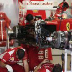 Los mecánicos de Ferrari preparan en F2012