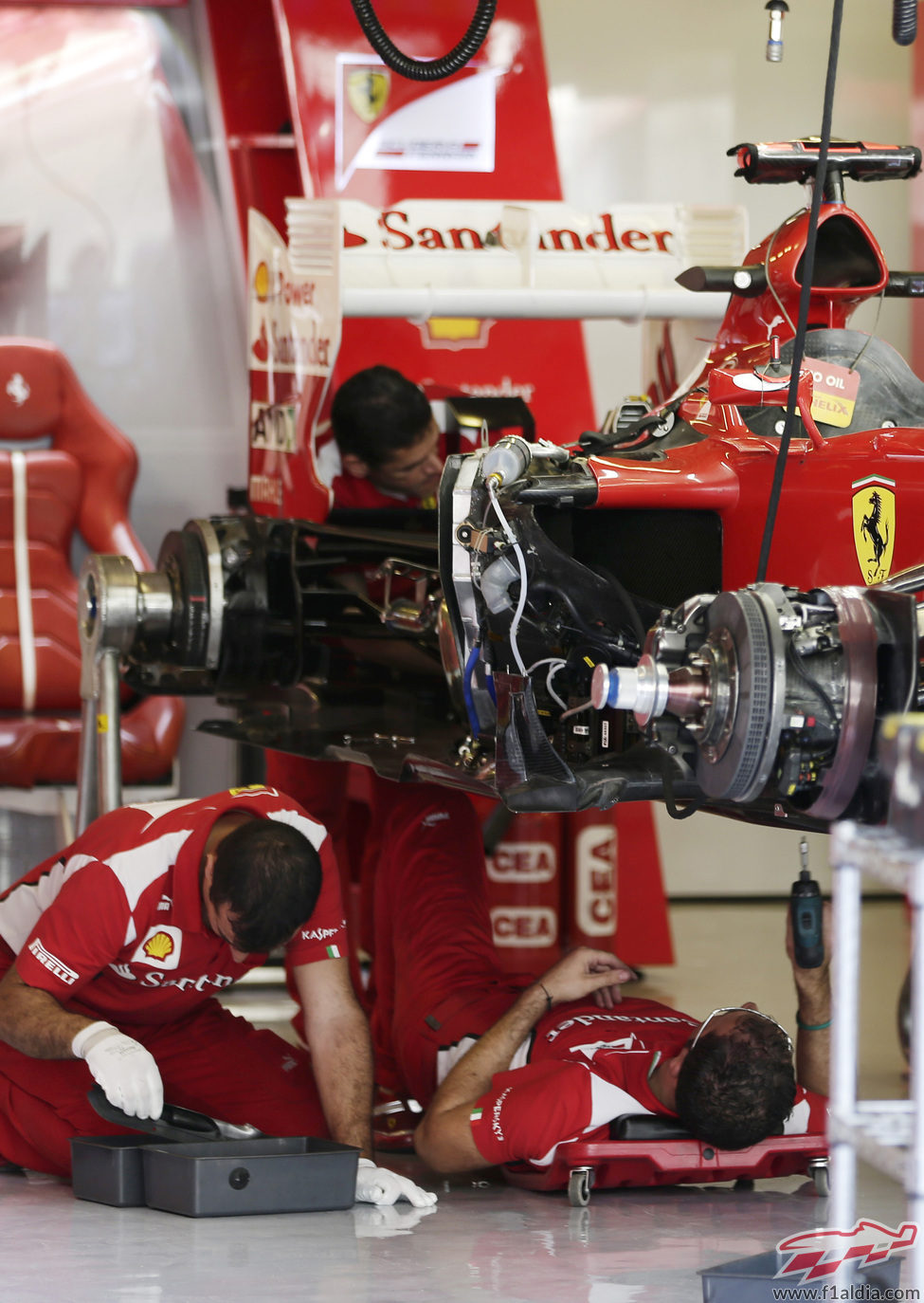 Los mecánicos de Ferrari preparan en F2012