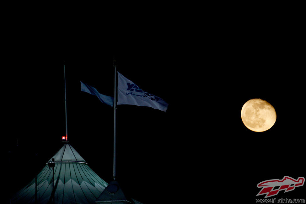 La luna sobre el circuito de Yas Marina