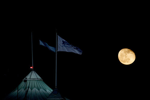 La luna sobre el circuito de Yas Marina