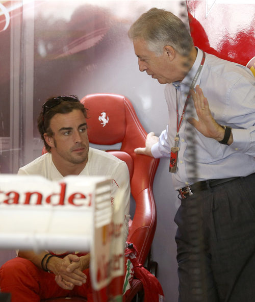 Piero Ferrari habla con Fernando Alonso en Abu Dabi 2012