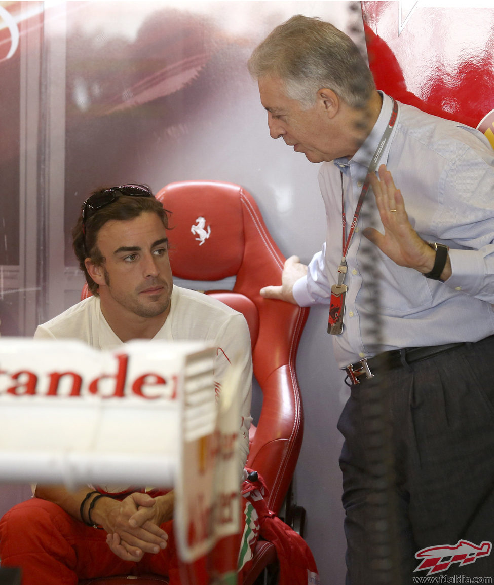 Piero Ferrari habla con Fernando Alonso en Abu Dabi 2012