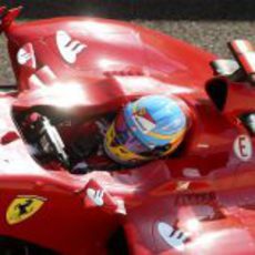 Fernando Alonso sentado en el F2012 en Yas Marina