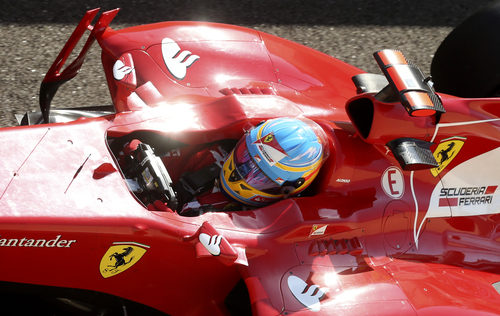 Fernando Alonso sentado en el F2012 en Yas Marina