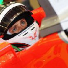 Max Chilton sentado en el Marussia en Abu Dabi 2012