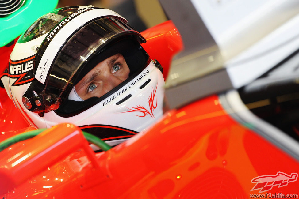 Max Chilton sentado en el Marussia en Abu Dabi 2012