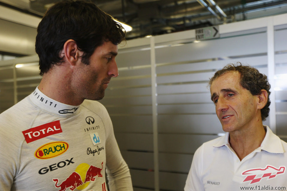 Alain Prost con Mark Webber en el box de Red Bull en Yas Marina