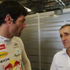 Alain Prost con Mark Webber en el box de Red Bull en Yas Marina