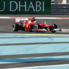 Fernando Alonso rueda en los libres del GP de Abu Dabi 2012