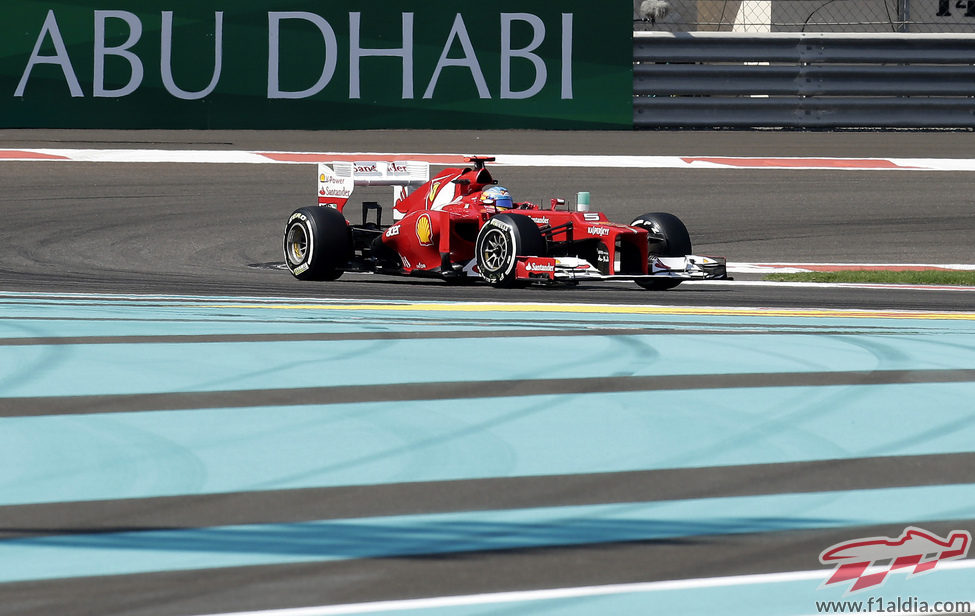 Fernando Alonso rueda en los libres del GP de Abu Dabi 2012