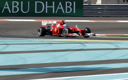 Fernando Alonso rueda en los libres del GP de Abu Dabi 2012