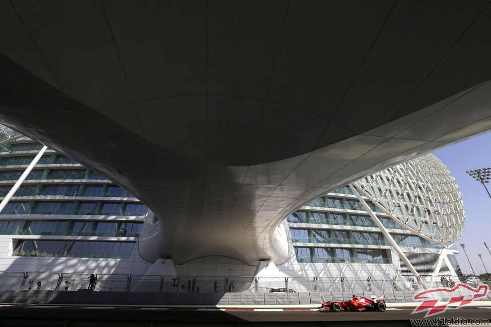 Alonso pasa bajo el hotel de Yas Marina con el F2012