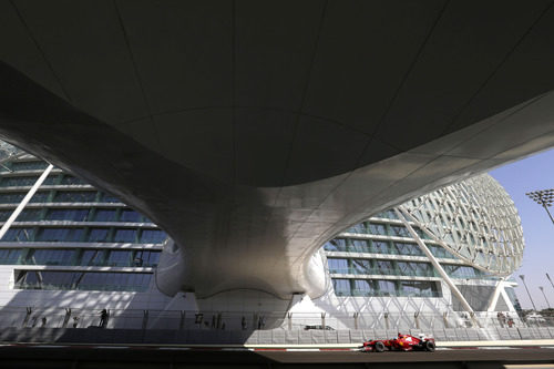 Alonso pasa bajo el hotel de Yas Marina con el F2012