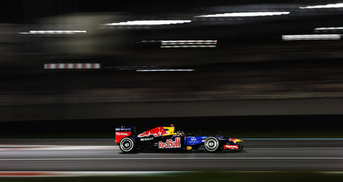 Sebastian Vettel vuela en el circuito de Yas Marina