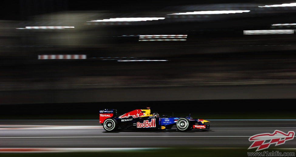 Sebastian Vettel vuela en el circuito de Yas Marina