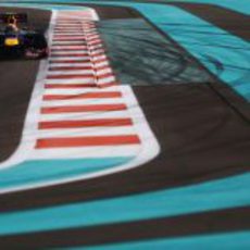 Mark Webber llega a una curva en Yas Marina