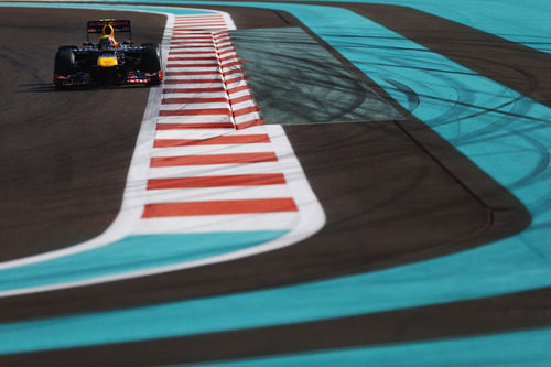 Mark Webber llega a una curva en Yas Marina