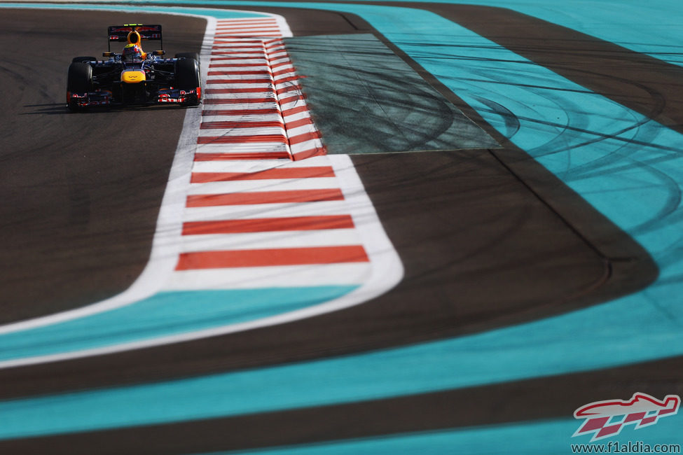 Mark Webber llega a una curva en Yas Marina