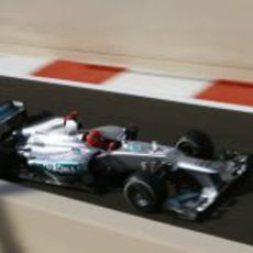 Michael Schumacher en la salida del pit-lane de Yas Marina